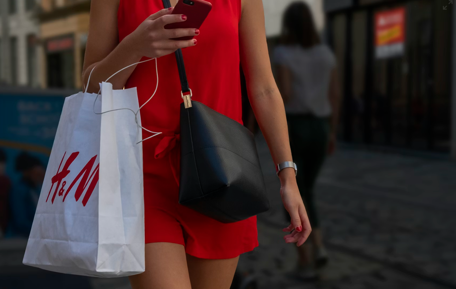 Fast Fashion Review: Is Cheap Fashion Costing Us More Than We Think?